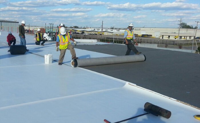 حلول عزل أسطح مائي وحراري في الدمام لحماية المنازل من الأضرار.