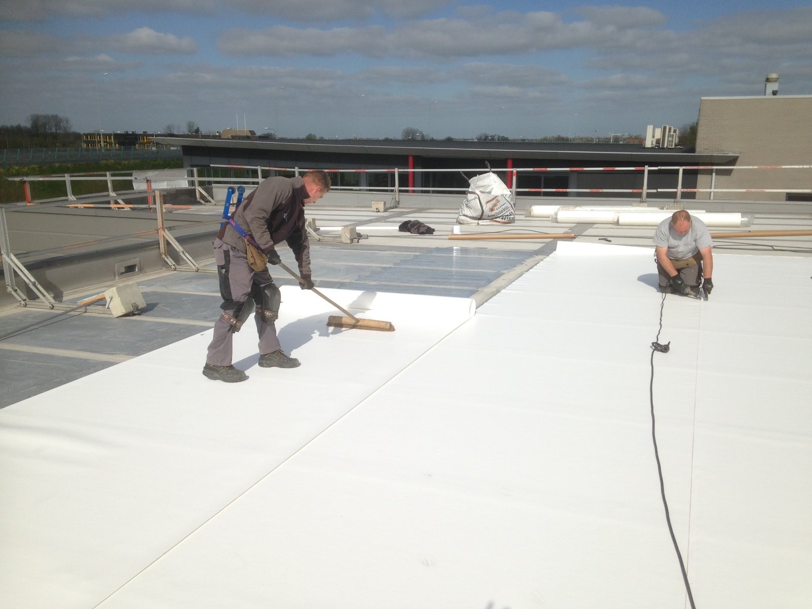 حلول عزل الأسطح في الدمام لحماية منزلك من تسربات المياه وارتفاع الحرارة.