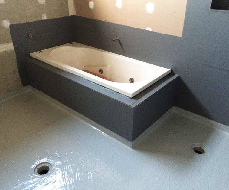 حلول متكاملة لعزل الأسطح من التسربات المائية والحرارة في الدمام والخبر.