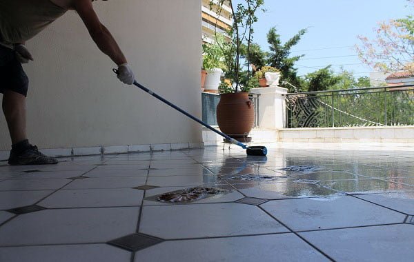 شركة عزل أسطح في الدمام مع ضمان 10 سنوات ضد تسرب المياه.