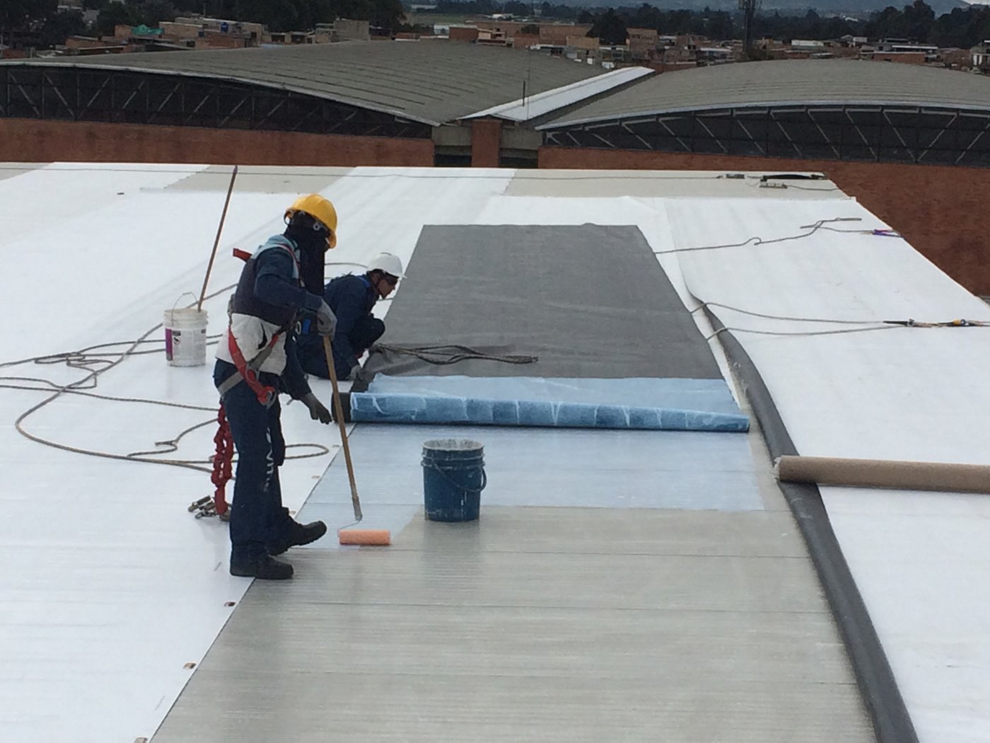 عزل أسطح ضد تسربات المياه في الدمام مع ضمان 10 سنوات للتركيب.